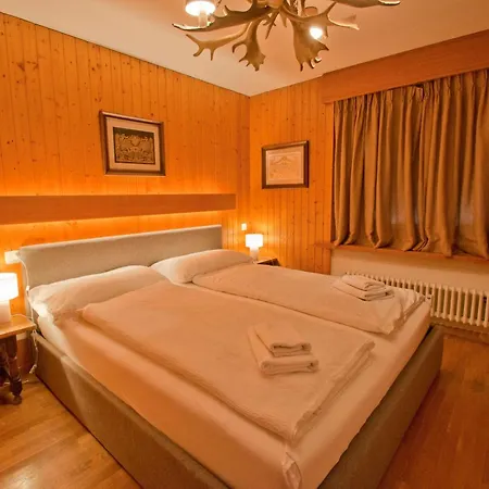 La Emeline - Emilie צרמט